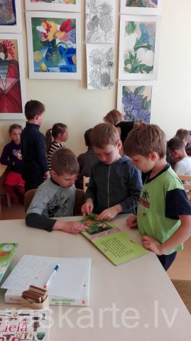 Bērnudārza audzēkņi iepazīstas ar bibliotēku